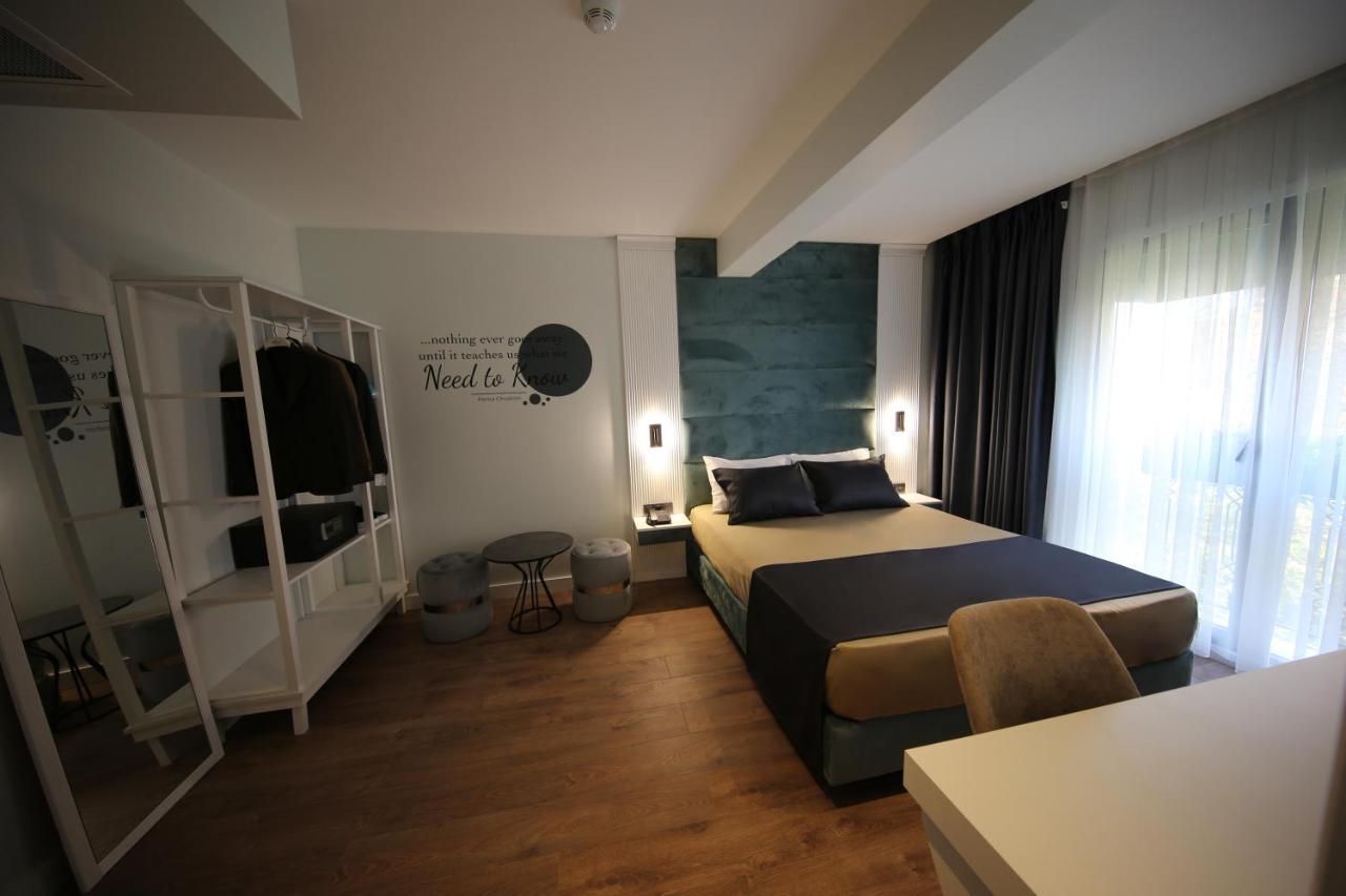 Axu Airport Hotel Arnavutkoy Eksteriør billede A room at Hotel Le Soleil