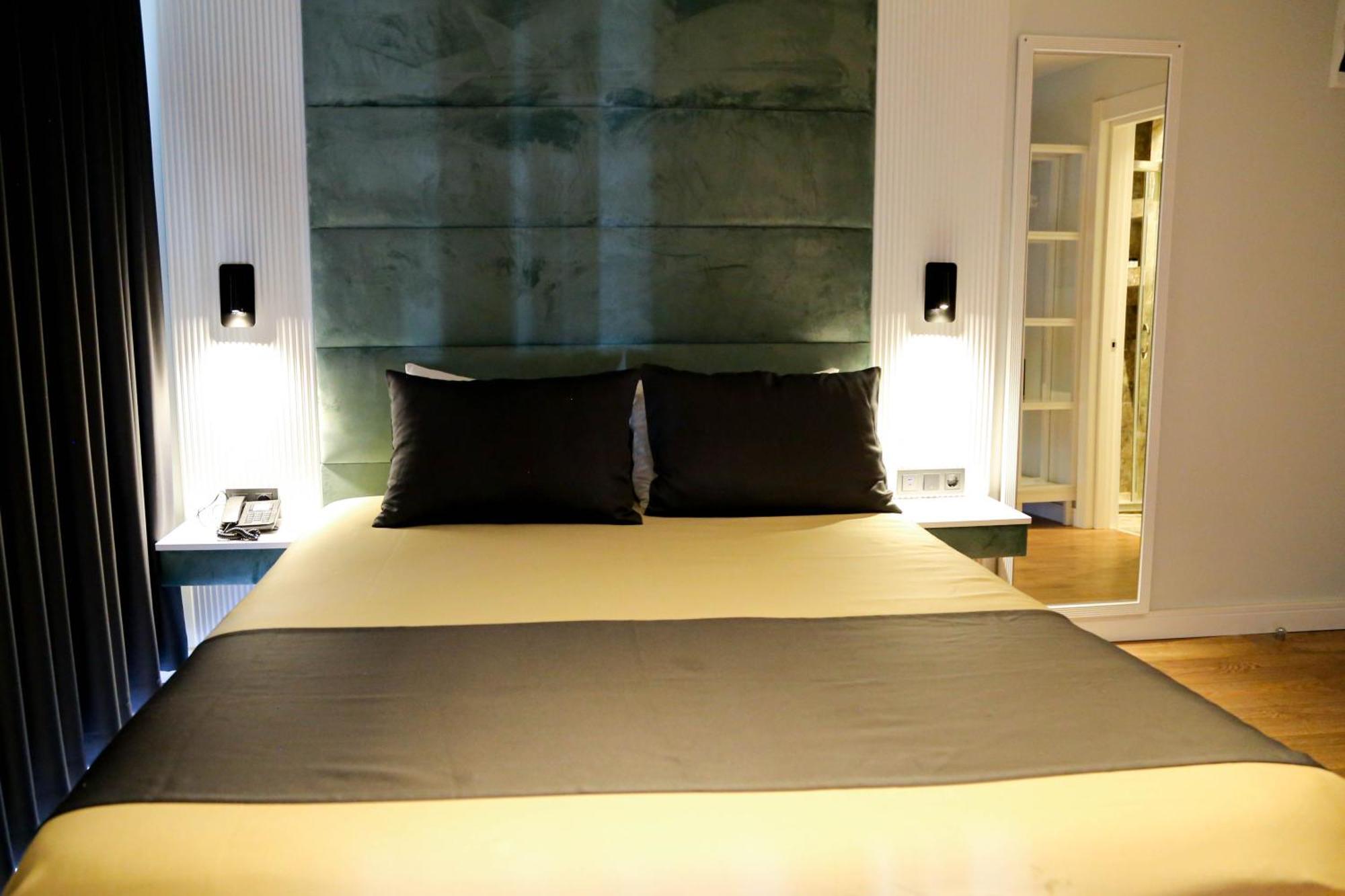 Axu Airport Hotel Arnavutkoy Eksteriør billede A bedroom at the hotel