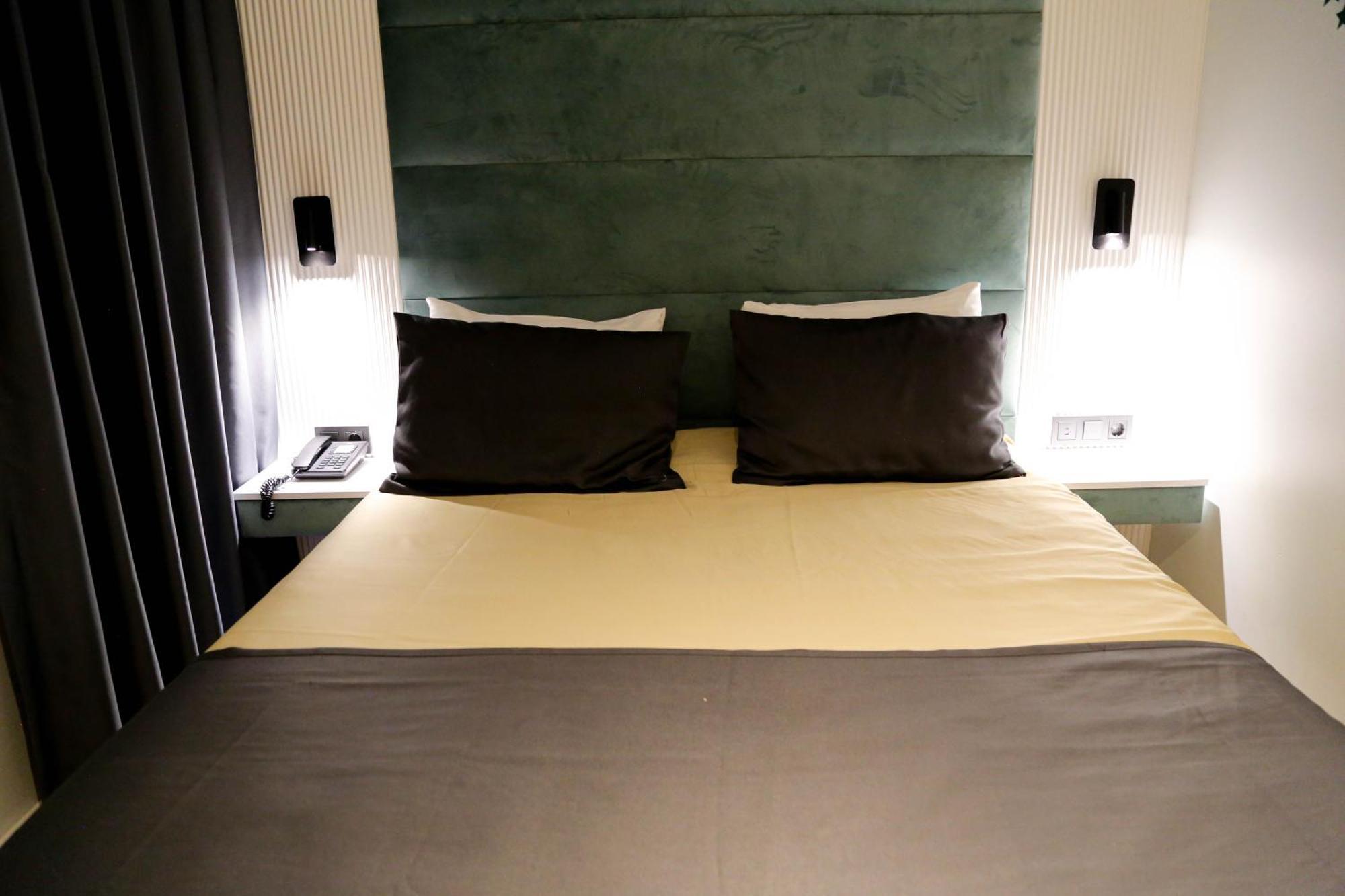 Axu Airport Hotel Arnavutkoy Eksteriør billede A bed