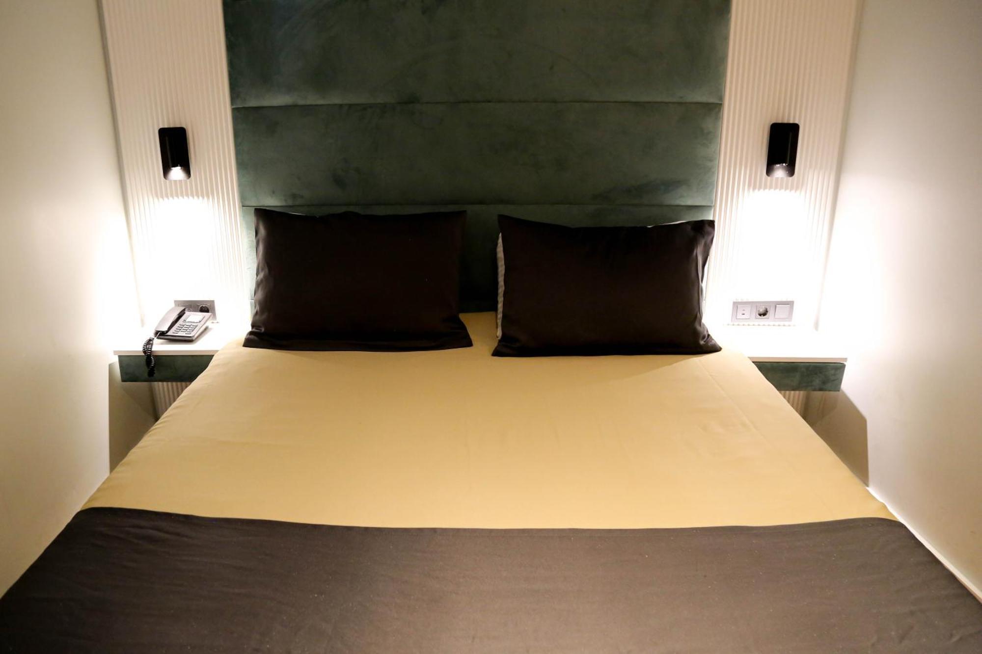 Axu Airport Hotel Arnavutkoy Eksteriør billede A bed