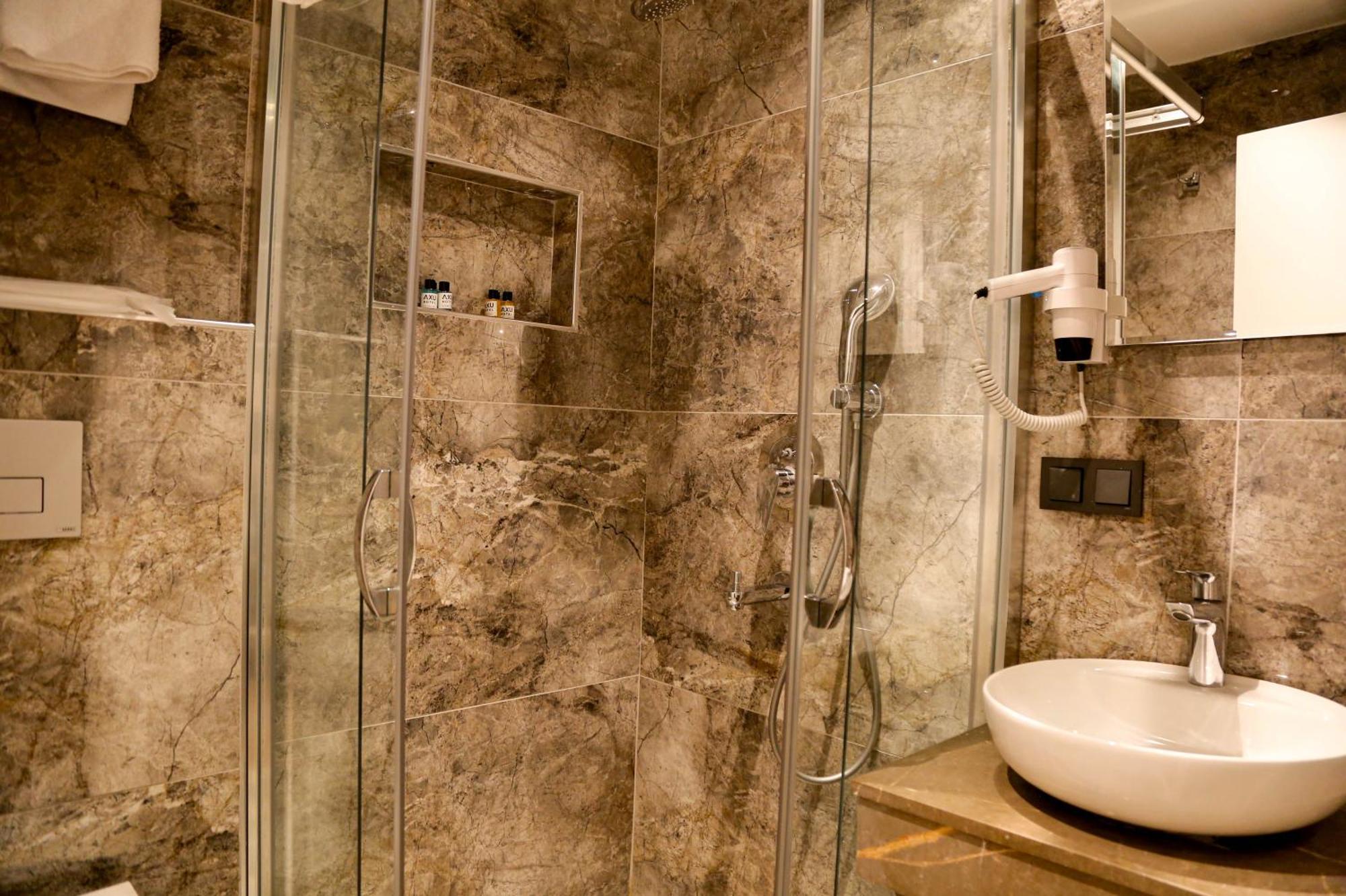 Axu Airport Hotel Arnavutkoy Eksteriør billede A shower enclosure